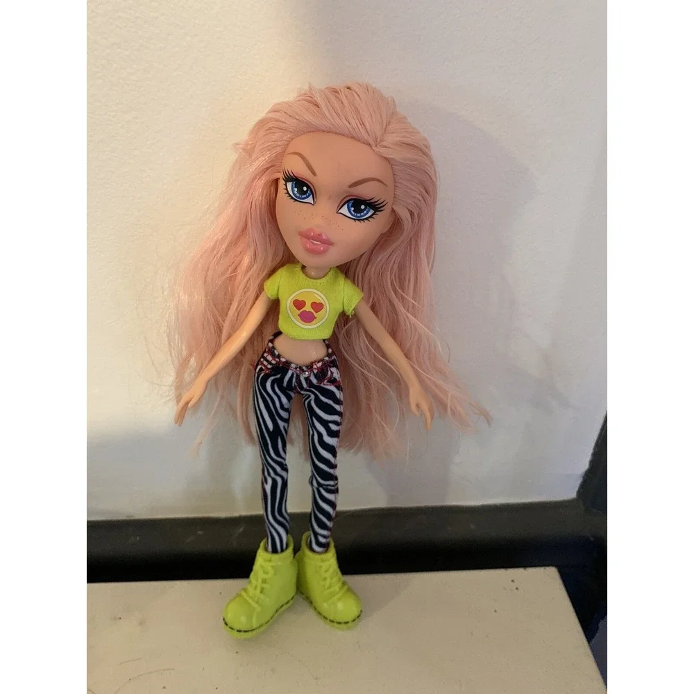 MGA Bratz 2015 Cloe Selfie Snaps Photobooth Doll With Pink Hair